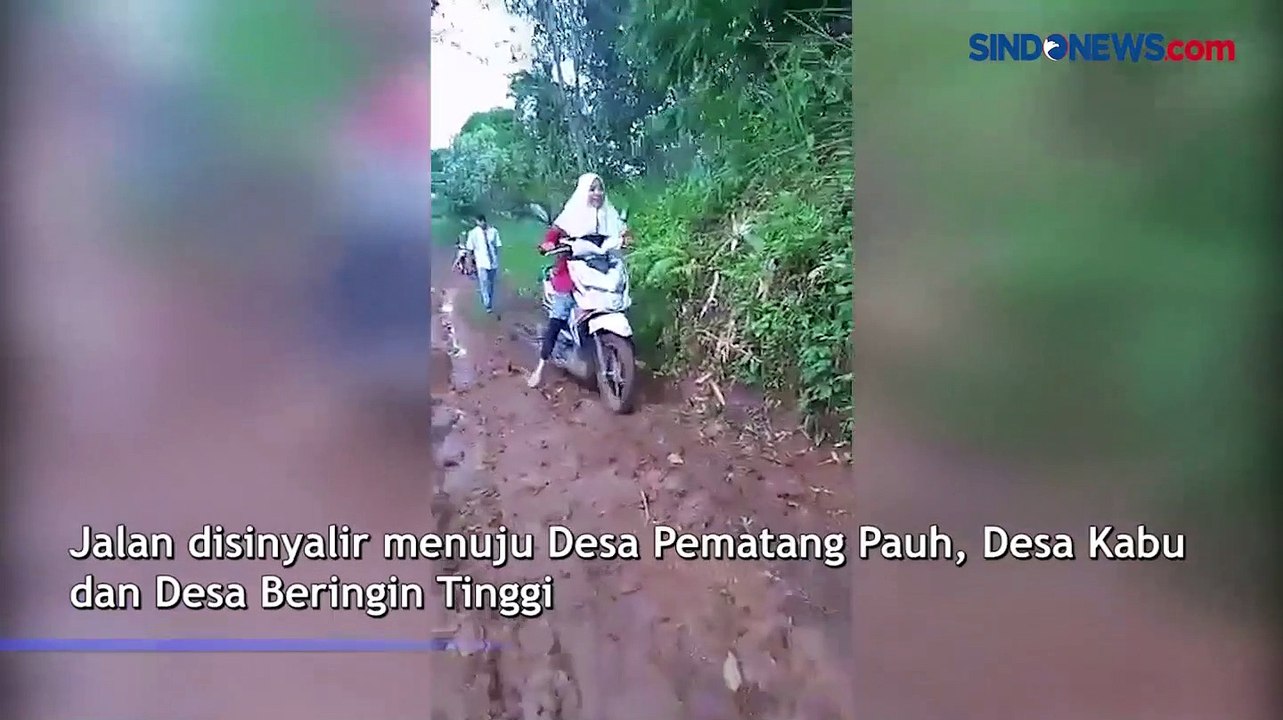 Viral, Pelajar Jambi Dorong Motor di Jalan Berk...