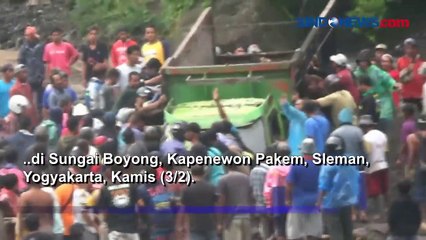 Puluhan Truk Terjebak Banjir Lahar Dingin di Sungai Boyong