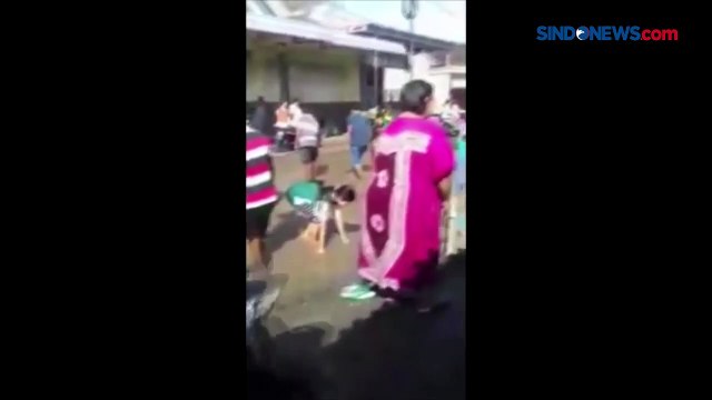 Protes Jalan Rusak, Warga Berebut Ikan Lele di Tengah Jalan di Jombang