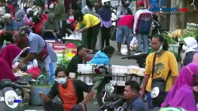 Omicron Meningkat, Ribuan Orang Berdesakan di Pasar Bojonegoro