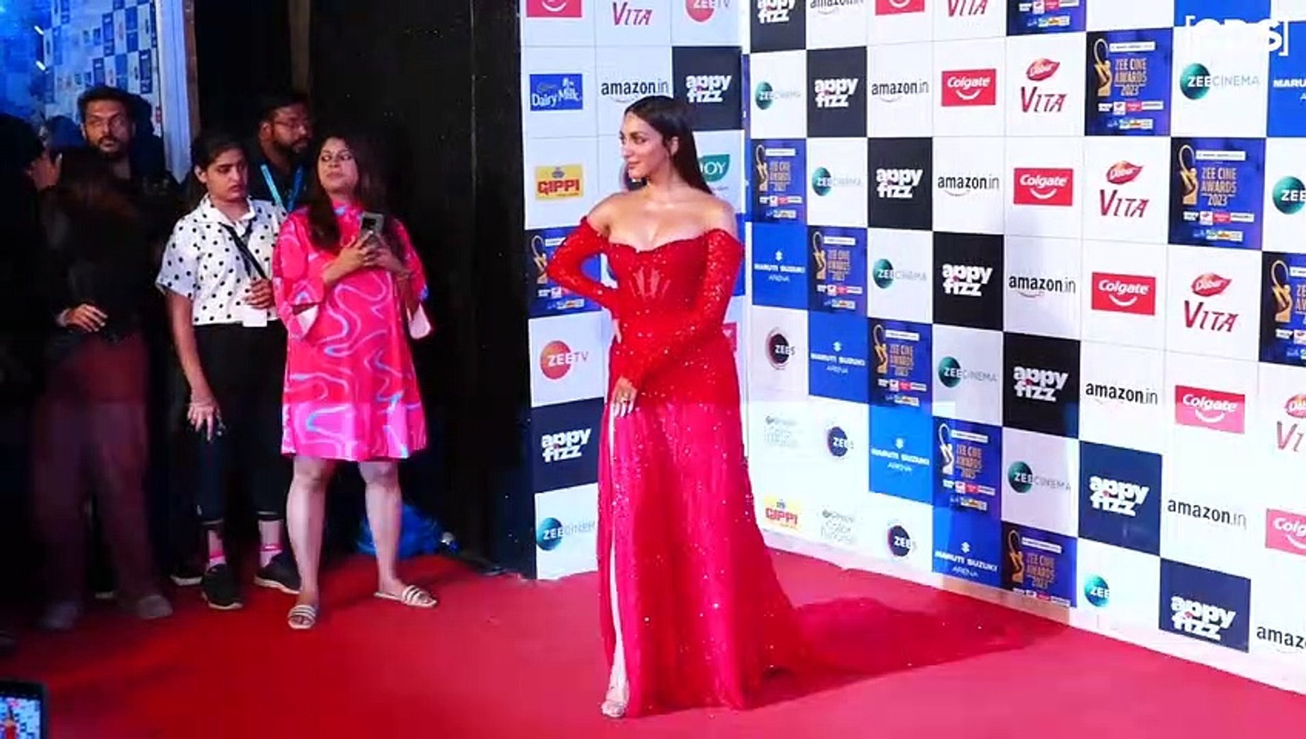 Kiara Advani Looking Very $exy Wearing Red B0LD Outfit - video Dailymotion