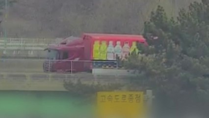 제2경인고속도로에 소주 3천 병 쏟아져...통행 불편 / YTN