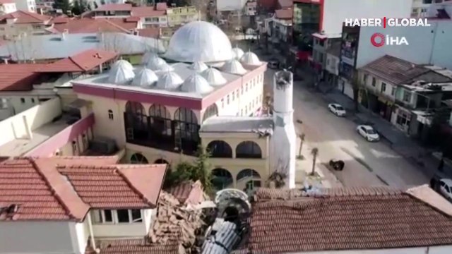 Yıkılan cami minaresi apartmanı ikiye böldü