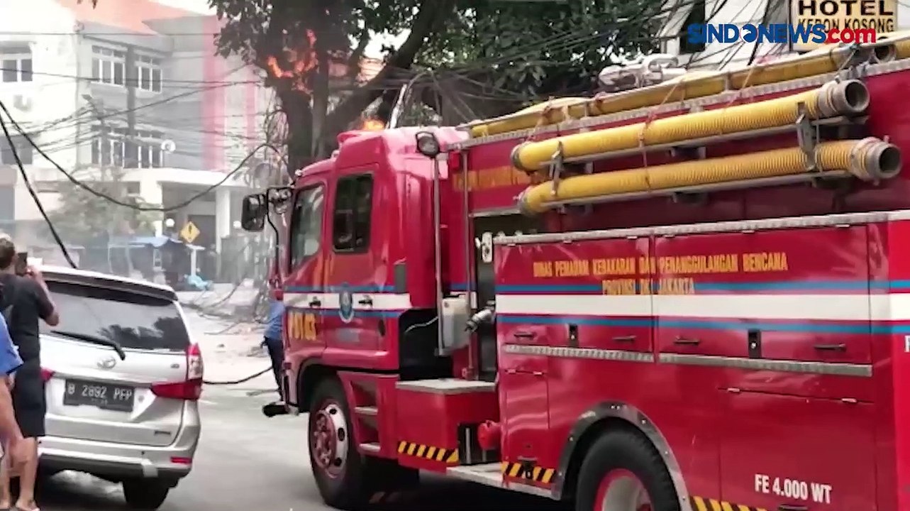 Kabel Listrik Terbakar di Jalan Kepu Selatan Kemayoran, Terdengar Suara Ledakan
