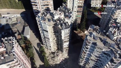 Adana'da bir bina iş makinesinin küçük donuşuyla yerin dibine girdi!