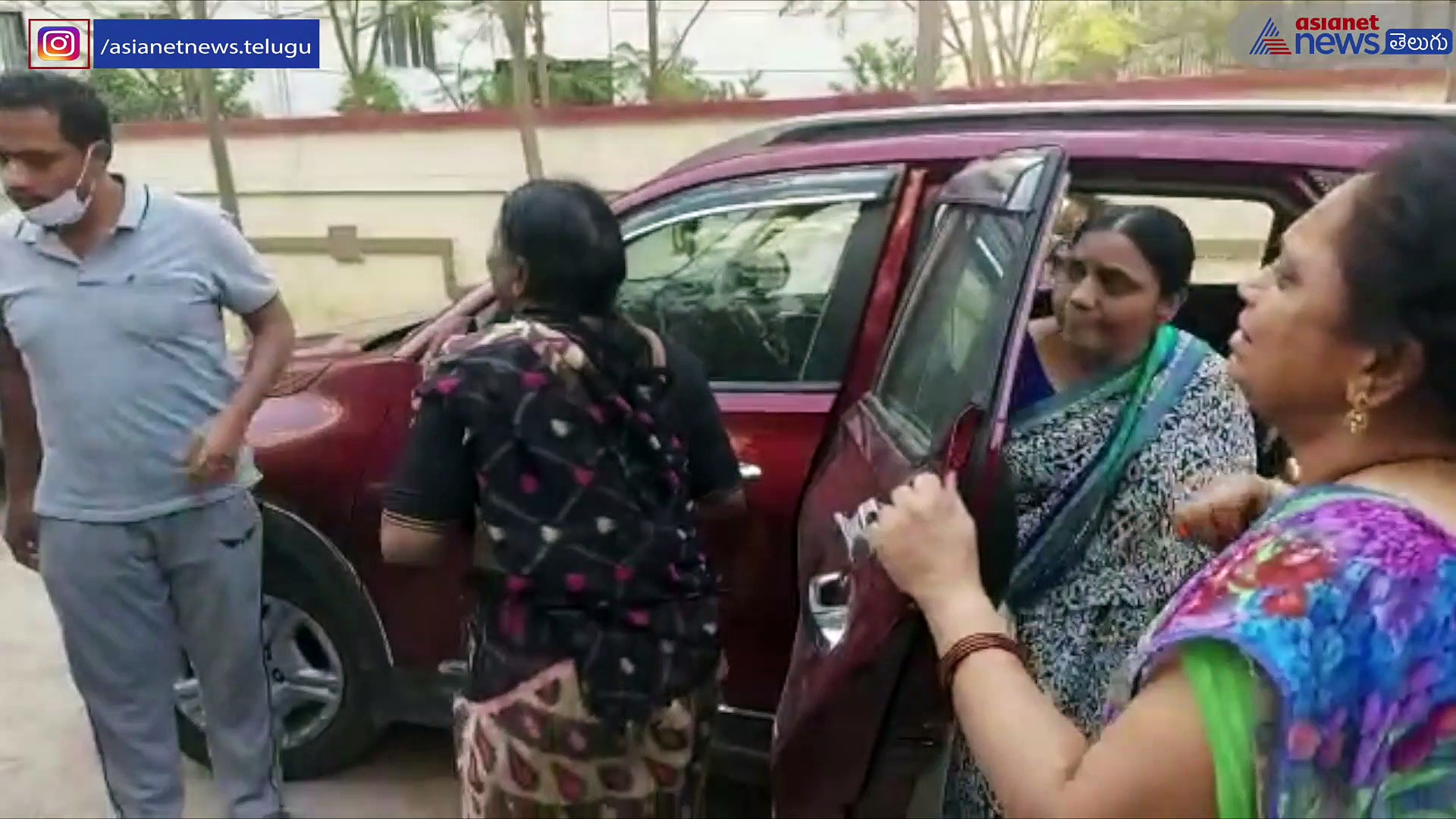 చైతన్య స్టూడెంట్ సూసైడ్... గుండెలవిసేలా ఏడుస్తూ కాలేజీ ఎదుటే తల్లి ఆందోళన