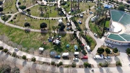 Apartmanda yaşamaya korkan Adanalılar parkta konaklıyor