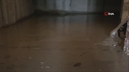 Bodrum katta biriken su apartman sakinlerini tedirgin ediyor