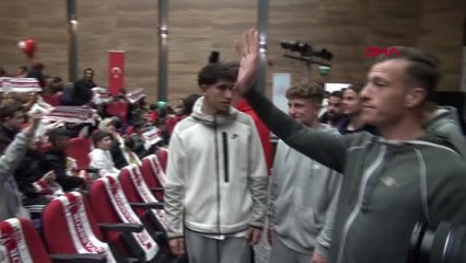 SPOR Sivassporlu futbolculardan depremzedelere moral ziyareti