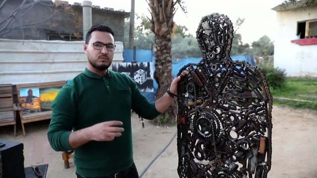 رسائل فنية من مخلفات الخردة في غزة