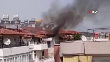 Kriz geçirip evi ateşe verdi... Müdahale için gelen ekiplere zor anlar yaşattı