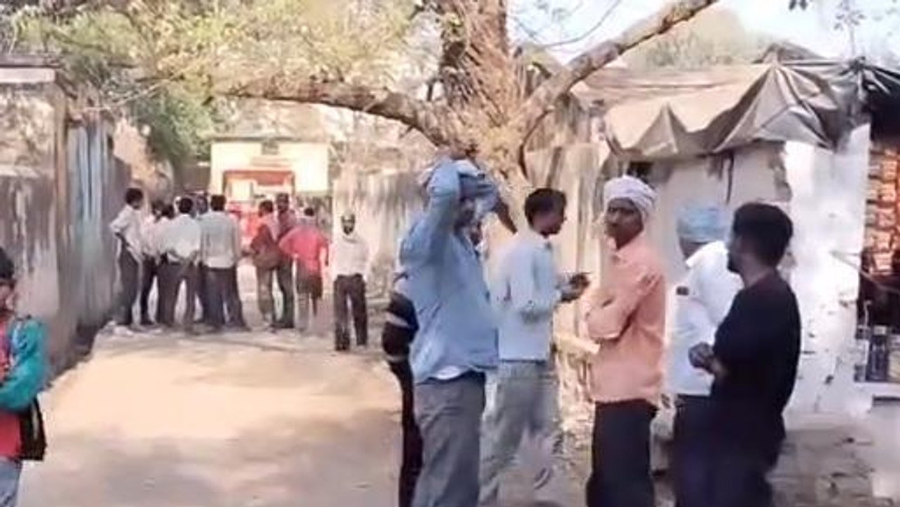 मुरैना: बबूल के पेड़ पर फांसी के फंदे से लटका मि...