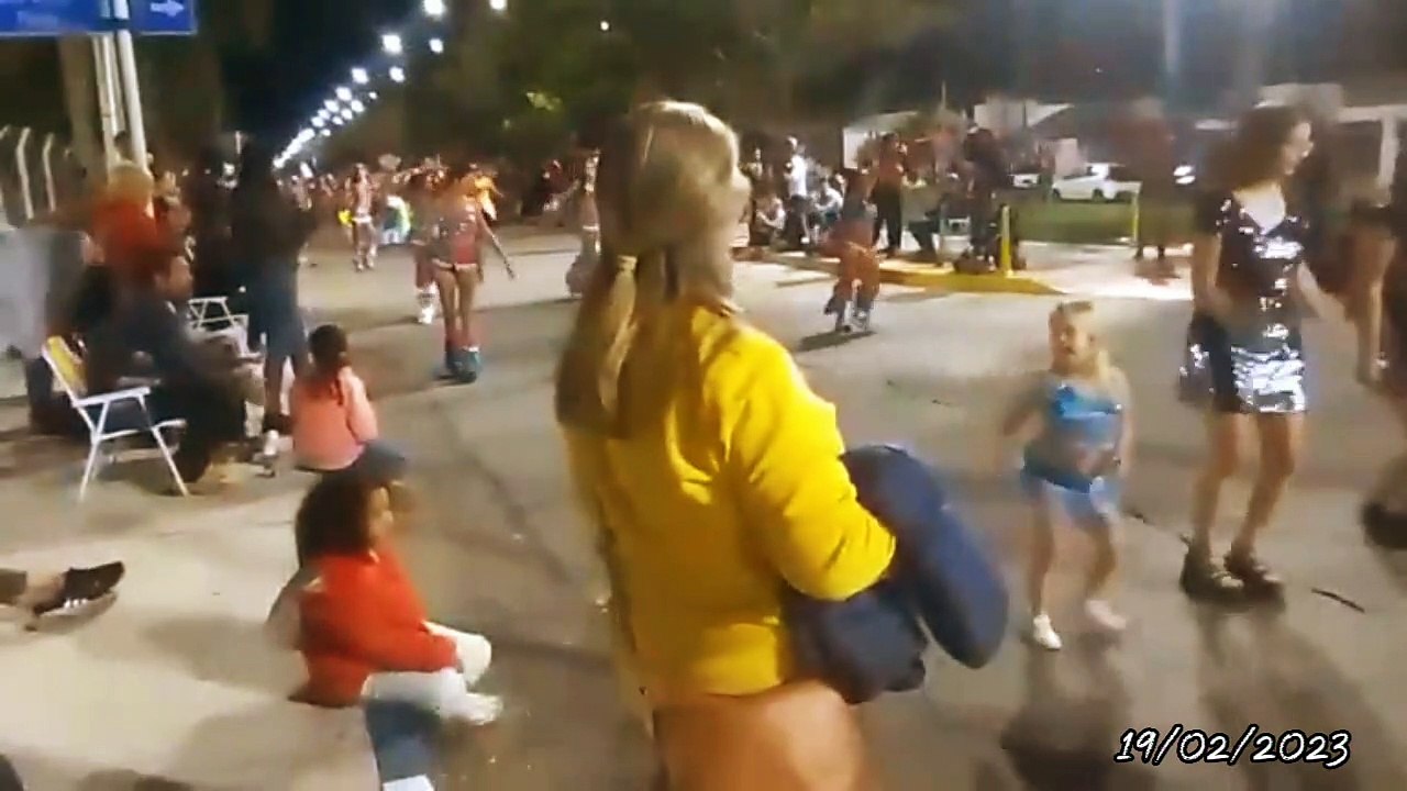 Comparsa Unión Candombera desfilando en las Lla...