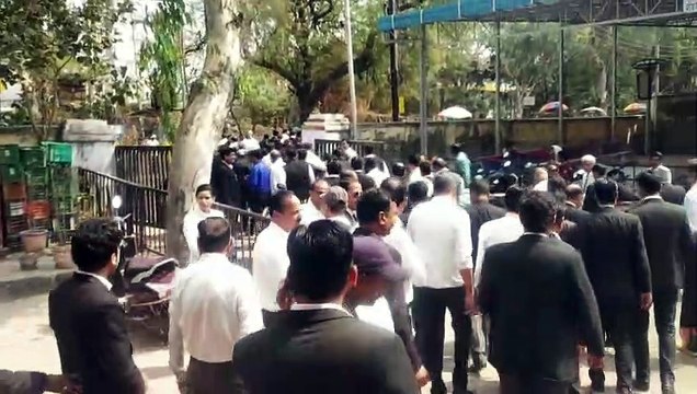 आक्रोशित वकील पहुंचे थाने का घेराव करने