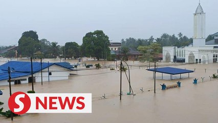 Download Video: Floods in Johor claim first casualty, number of victims increases to 5,878