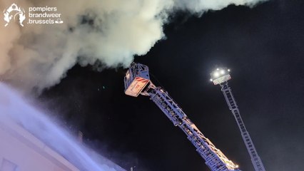 Les pompiers de Bruxelles éteignent une maison en feu à Dilbeek