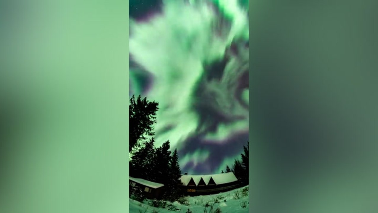 Mesmerising northern lights dance in Alaskan night sky