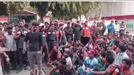फिरोजाबाद: वेतन न मिलने से नाराज सफाई कर्मी बैठे धरने पर, जमकर किया हंगामा