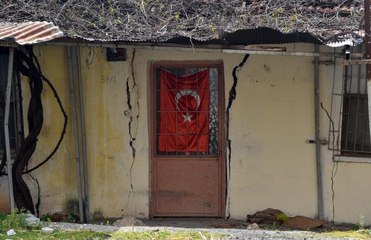 DUVARLARI EĞİK VE YARILMIŞ EVLERDE YAŞAM MÜCADELESİ