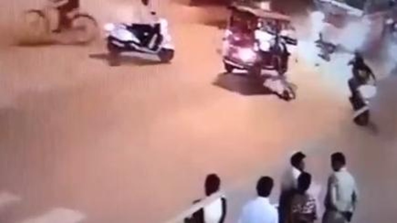 হুগলি: টোটোর ধাক্কায় এক বৃদ্ধের মৃত্যু, ভয়ানক সিসিটিভি ফুটেজ