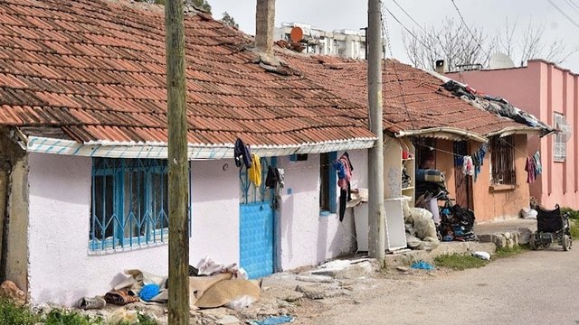 Duvarları eğik ve yarılmış evlerde yaşam mücadelesi