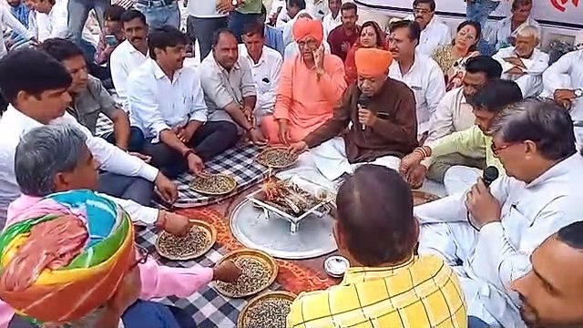 कलक्टे्रट के सामने ्रग्रामीणों ने किया सद्बुद्धि यज्ञ