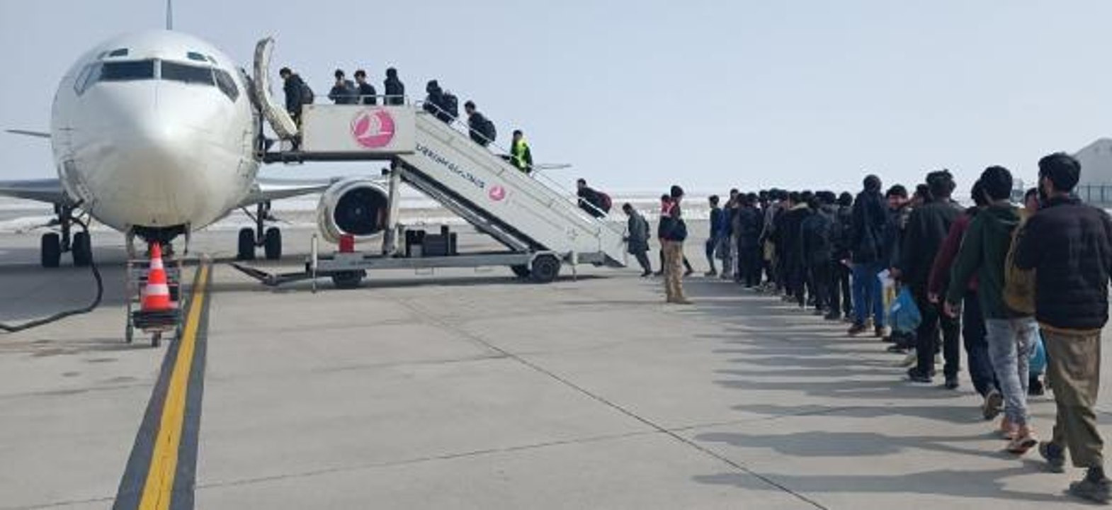 Ağrı'da 136 Afgan göçmen, ülkelerine gönderildi