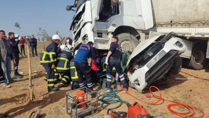 Mardin'de bir otomobilin TIR'ın altında kaldığı kazada 2 kişi hayatını kaybetti