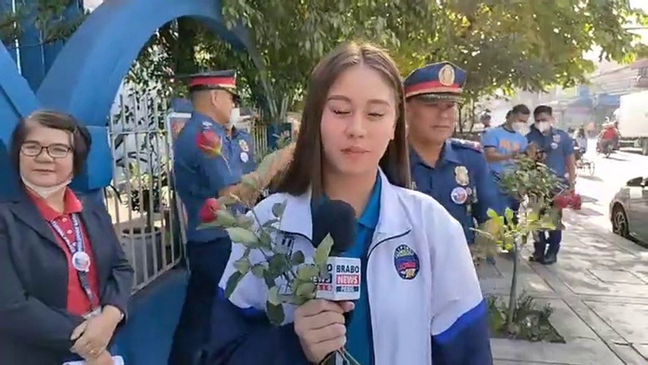 EPD Police Force, namigay ng rosas ngayong Valentine's Day