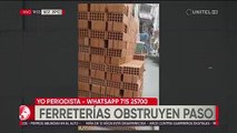 Ferreterías obstruyen con mercadería el paso en las aceras de la Av. Las Américas