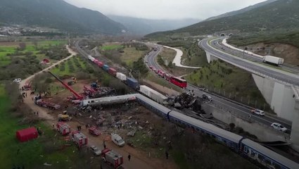 Video herunterladen: Devastation from deadly Greece train crash captured in aerial footage