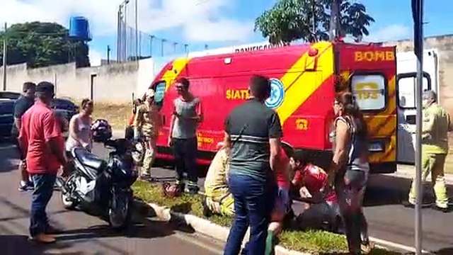 Mulher sofre fratura exposta após colidir contra caminhonete em cruzamento de Umuarama
