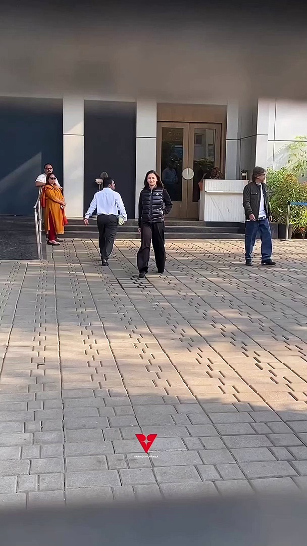 आलिया भट्ट के ऑल ब्लैक आउटफिट में दिखाया क्यूट लुक, देखें वायरल वीडियो