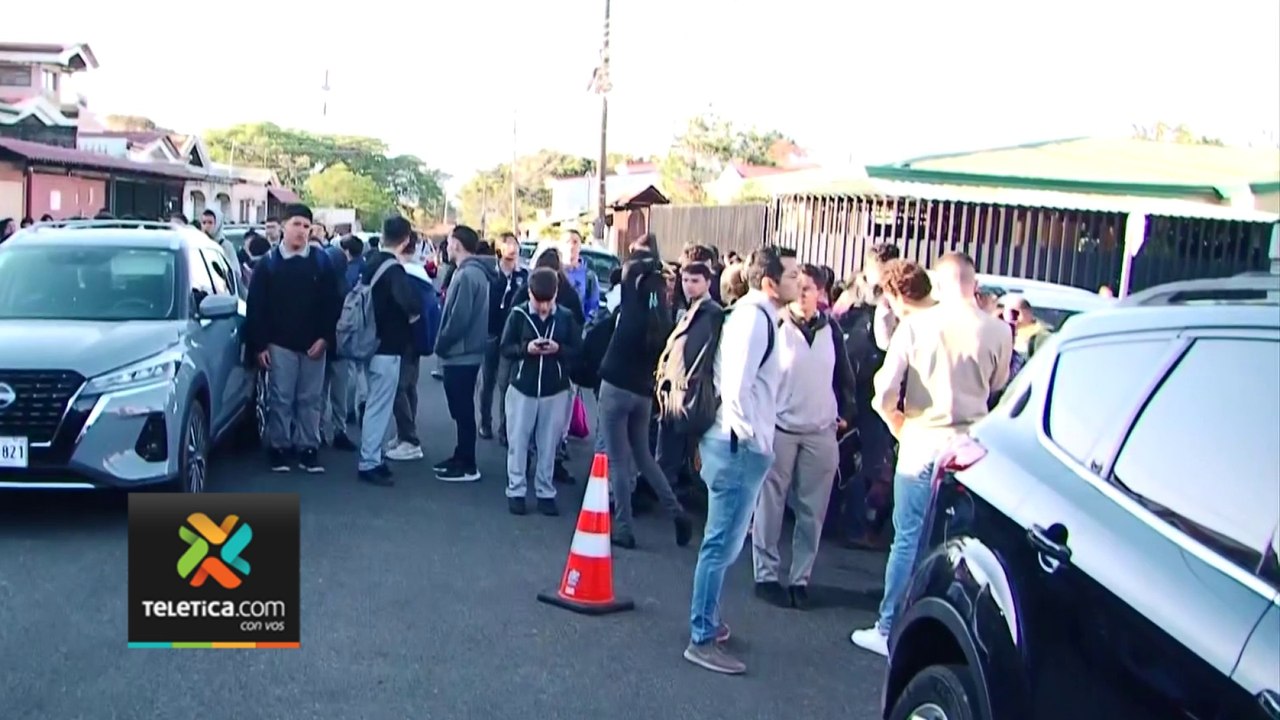 tn7-padres-y-estudiantes-cierran-liceo-de-santo-domingo-por-aparentes-irregularidades-010323