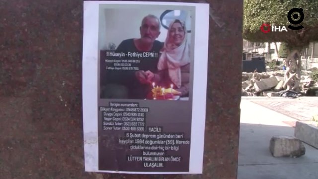 Depremde kaybolan yakınlarını astıkları ilanlarla arıyorlar