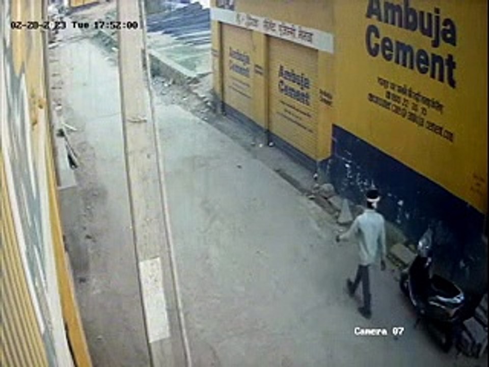 video: स्कूटी की डिक्की से उड़ाया मोबाइल, सीसी कैमरे में कैद हुई वारदात