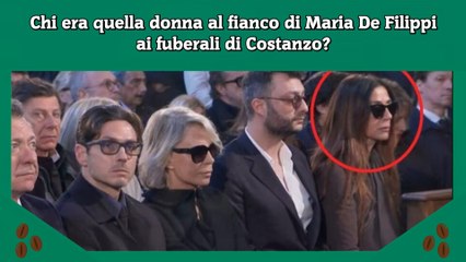Chi era quella donna al fianco di Maria De Filippi ai fuberali di Costanzo
