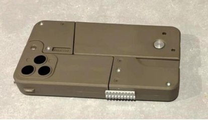 Eve düzenlenen baskında telefon şeklinde silah ele geçirildi! Tek harekette ölüm makinesine dönüşüyor