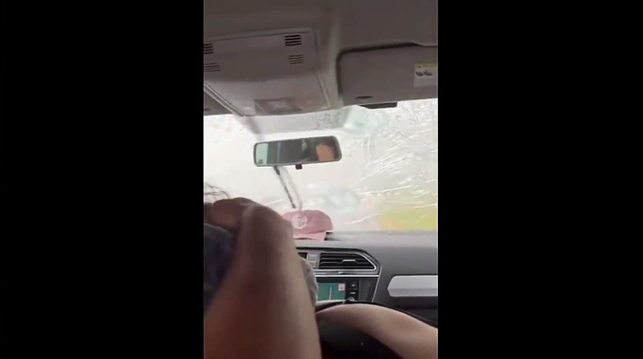 Ils pensaient être à l'abri dans leur voiture pendant une averse de grêle