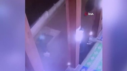 Pes dedirten hırsızlık: Önce namaz kıldı sonra takip ettiği adamın ayakkabısını çaldı