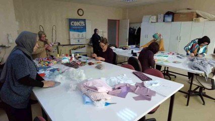 Kadın kursiyerler depremzede çocuklar için oyuncak yapıyorlar