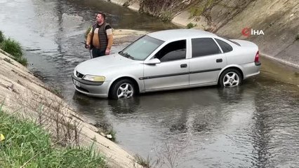 Park halindeki otomobil kayarak dereye uçtu