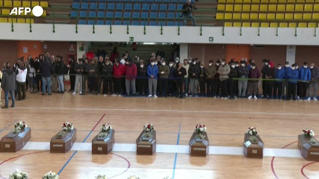 Naufragio migranti, disperazione dei parenti delle vittime: piangono sulle loro bare