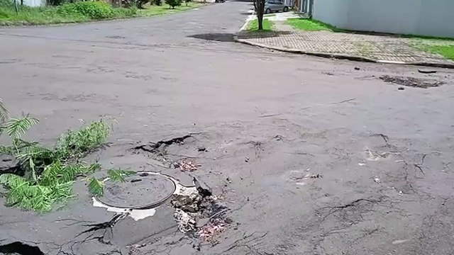 Buracos na Rua São Luís são sinalizados com galhos