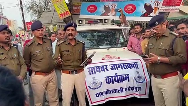 बाजार में लगी पुलिस की चौपाल, साइबर क्राइम को लेकर राहगीरों ने किए सवाल