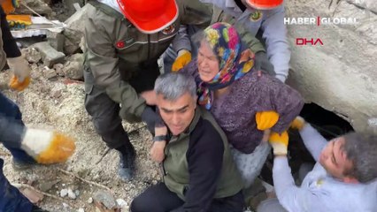 Hatay'da 88 yaşındaki Ümmühan Kalkan, sağ çıktığı enkazın altında oğlu, gelini ve torunlarını kaybetti