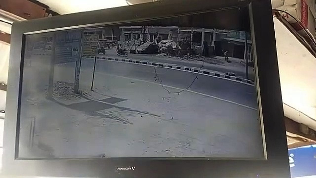 बोलेरो की तेज गति ने दम्पति समेत तीन की ली जान, घटना की वीडियो हुई वायरल, देखे वीडियो