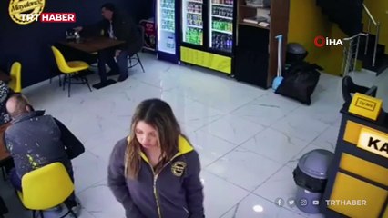 Yaşlı adamın Heimlich manevrası ile kurtarıldığı anlar kamerada