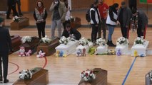 Un polideportivo de Crotona se convierte en una capilla ardiente para las víctimas del naufragio en Italia