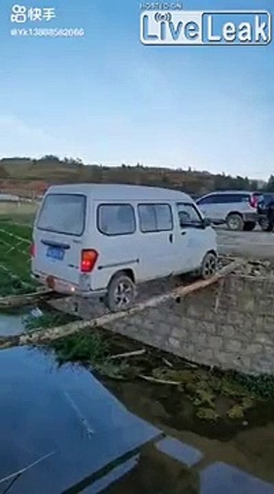 Ce conducteur n'a pas vraiment besoin de pont pour traverser... 2 planches suffisent